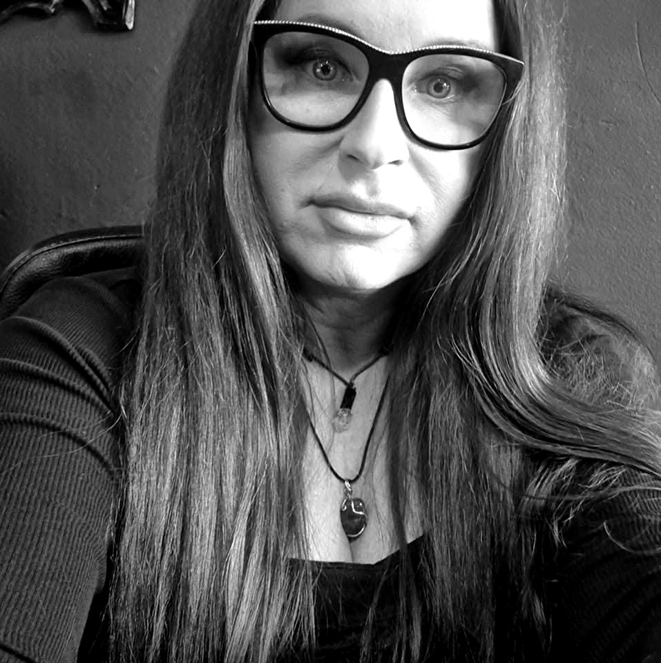Jessica, tatuerare på Woodoo Ink